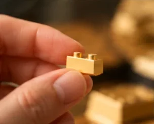 金のブロックを組み立てる